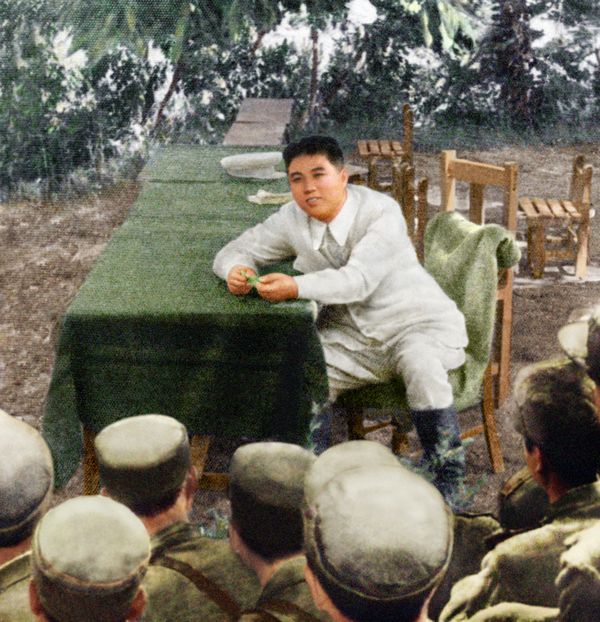 В разведывательном подразделении Ким Ир Сен дает
программные указания. Июнь 41 г. чучхе (1952).