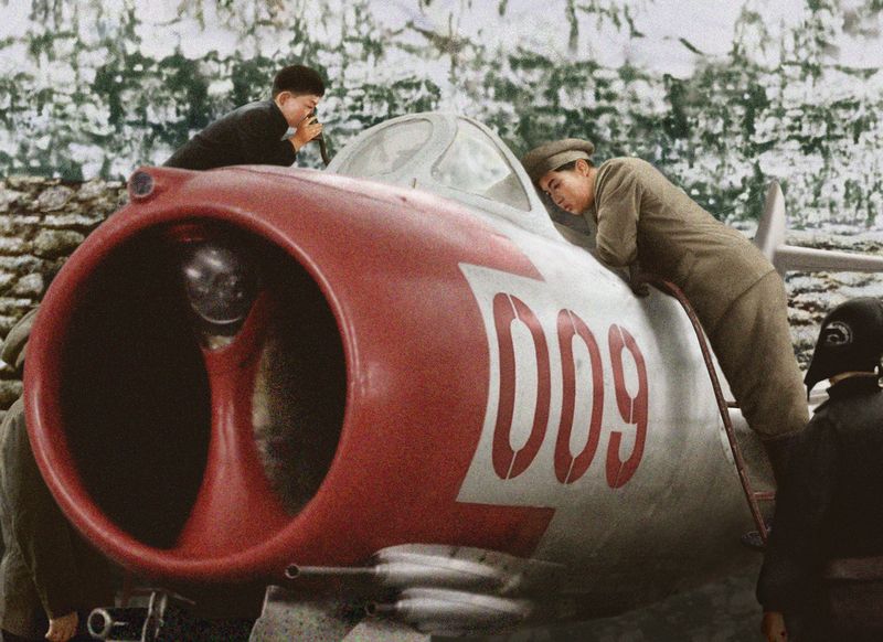 Ким Ир Сен и Ким Чен Ир ознакомляются с новым самолетом, принятым на вооружение. Июнь 41 г. чучхе (1952).