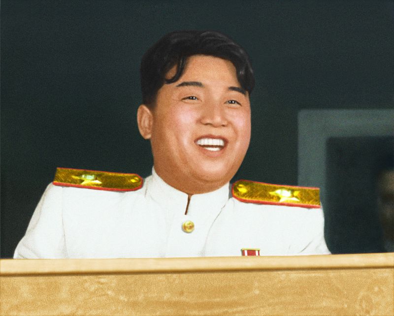 На совещании командиров и политработников соединений
Корейской Народной Армии Ким Ир Сен подытоживает победу в Отечественной освободительной войне. Август 42 г. чучхе (1953).
