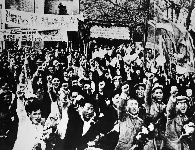 Сердцем откликнувшись на обращение Ким Ир Сена по радио, молодые люди записываются добровольцами идти на фронт.