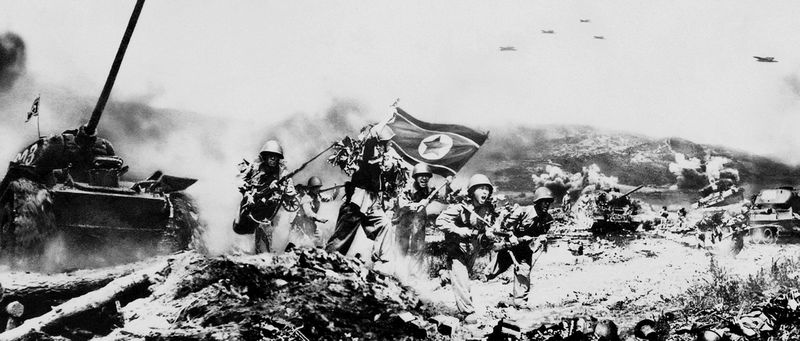Бойцы Народной Армии отбили нападение противника и
немедленно перешли на контратаку.