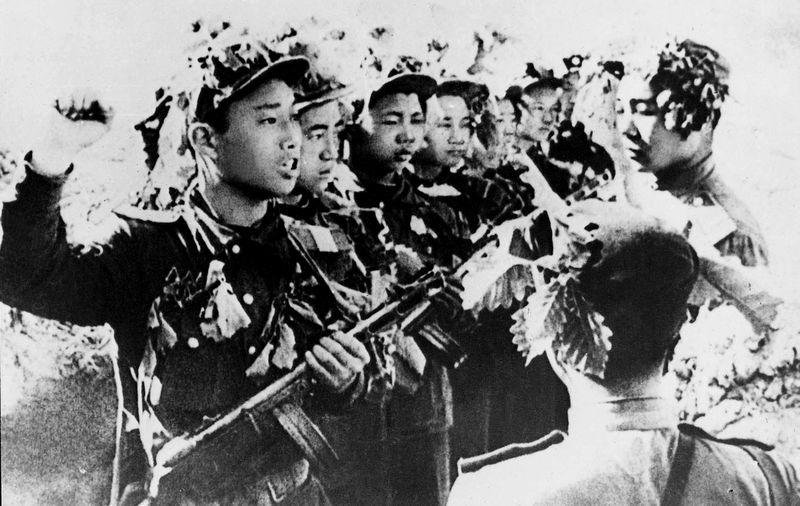 Бойцы Народной Армии дают клятву защитить высоту Родины.