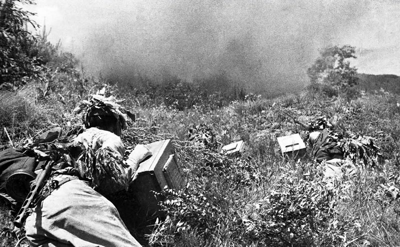 Члены группы охотников за танками укладывают
противотанковые мины.