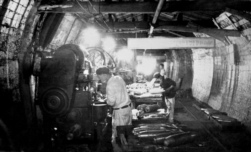 Рабочие ускоряют производство снарядов для фронта.