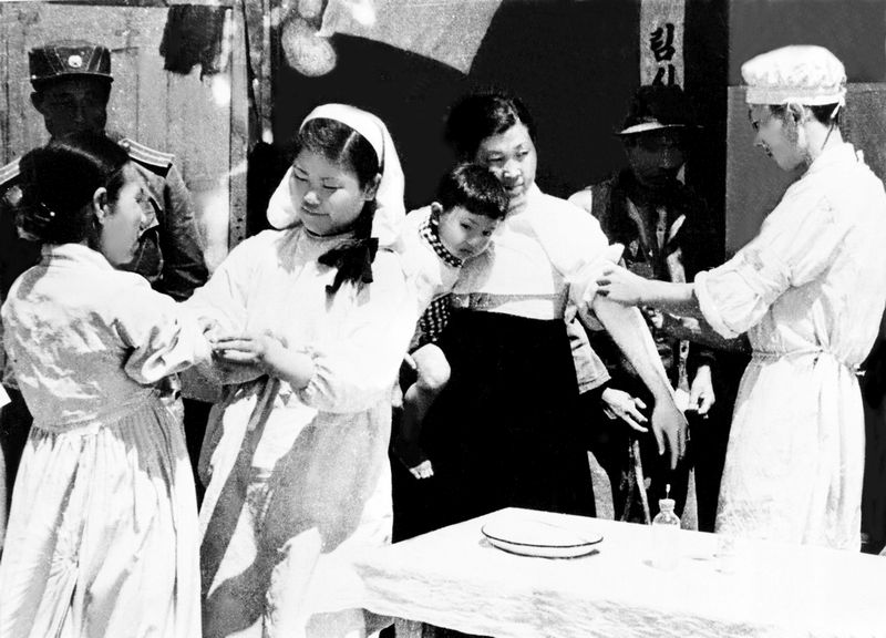 В суровой обстановке войны введена система бесплатного
лечения.