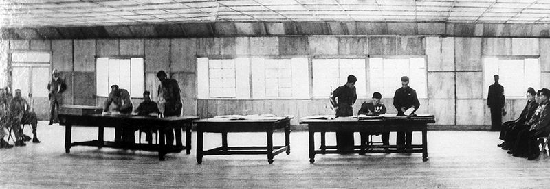 27 июля 42 г. чучхе (1953) в Пханмунчжоме состоялась
церемония подписания Соглашения о перемирии.