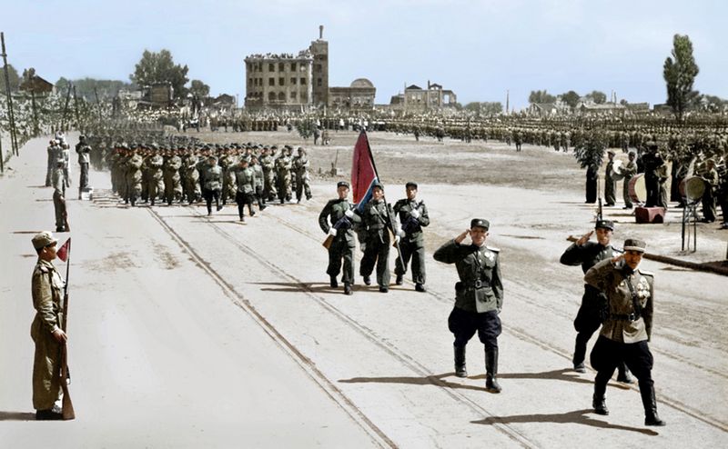 Офицеры и солдаты героической Корейской Народной Армии
гордо шагают по площади Победы.