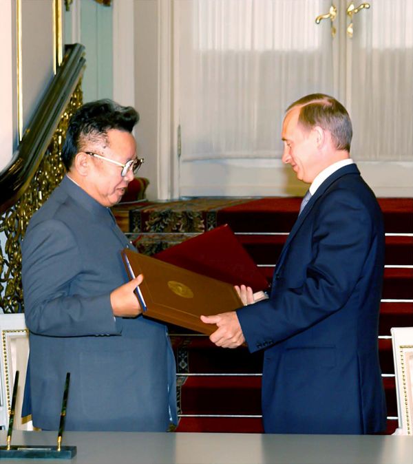 Лидеры двух стран обмениваются документами.