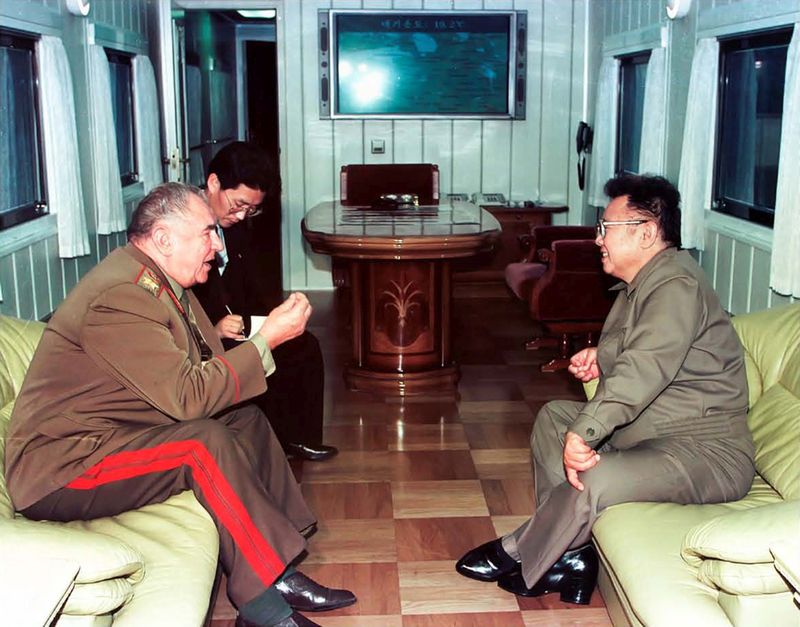 С маршалом Советского союза Д. Т. Язовым. Август 90 года чучхе (2001).