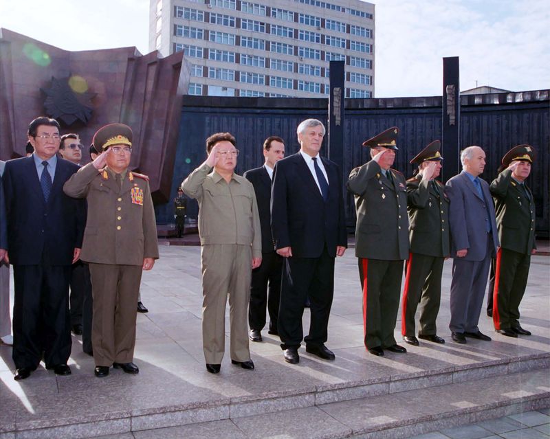 У мемориального комплекса «Вечный огонь» на площади «Слава».