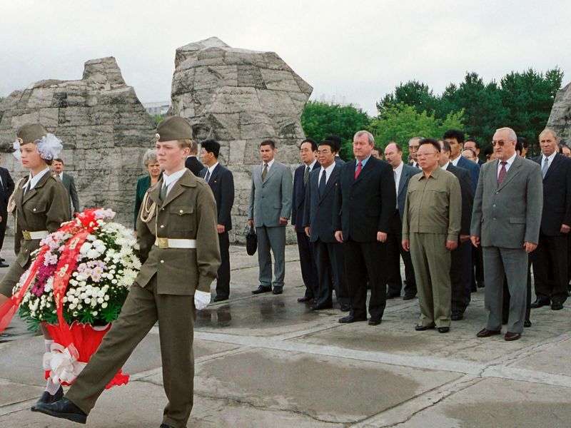 У памятника погибшим в Великой Отечественной войне.