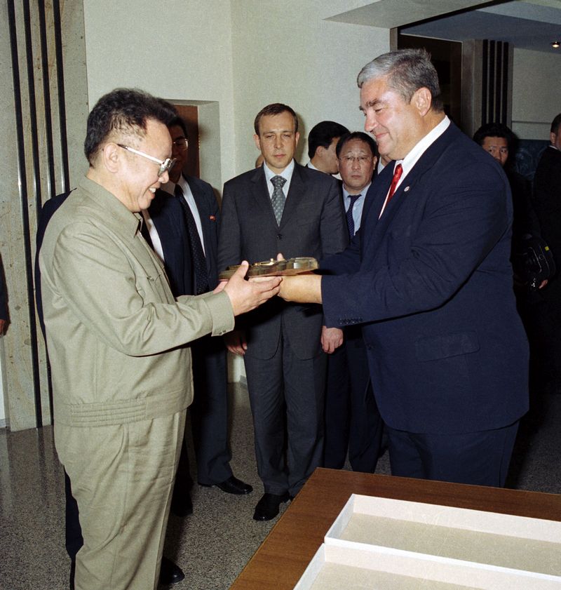 В момент вручения подарка от администрации Приморского края.