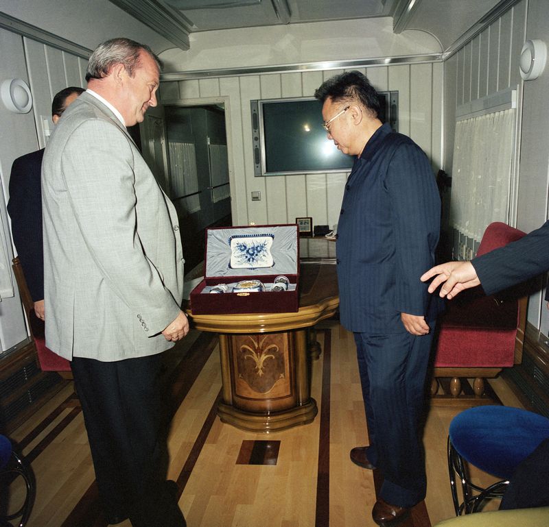 Полномочный представитель президента РФ в Дальневосточном федеральном округе
К.Б. Пуликовский преподносит подарок.