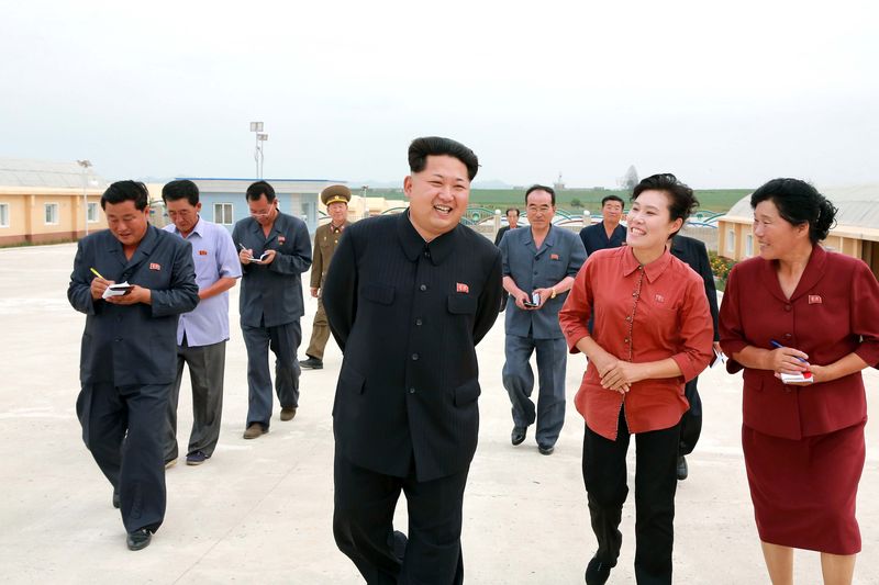 Ким Чен Ын посещает Чанчхонский овощеводческий
сельхозкооператив в Садонском районе г. Пхеньяна. Июнь 104 года чучхе (2015).