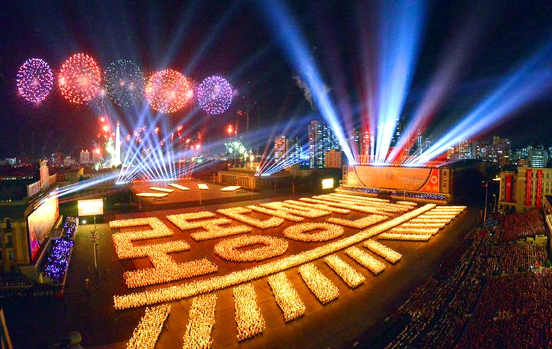 Факельное шествие юношей и девушек, которые преисполнены решимости верой и правдой поддерживать руководство партии.