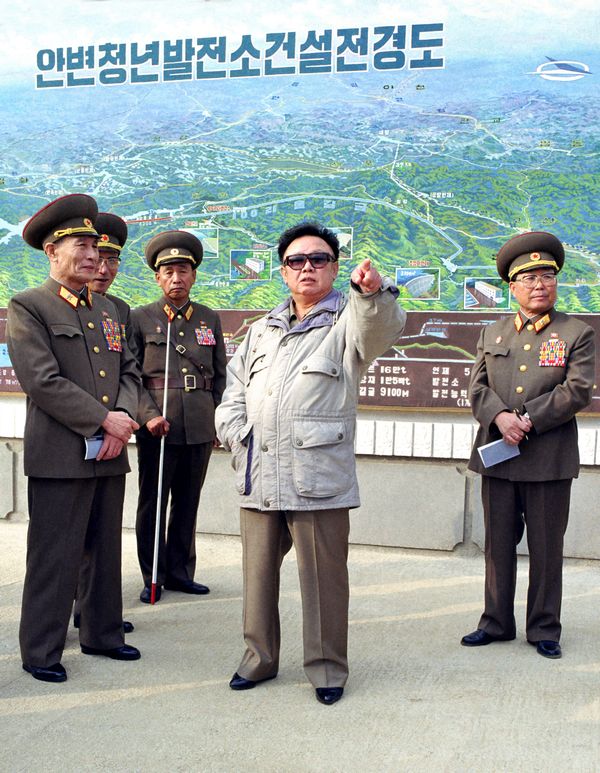 Ким Чен Ир - на стройке Анбёнской молодежной ГЭС. Ноябрь 89 г. чучхе (2000).