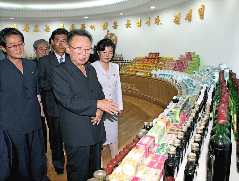 Ким Чен Ир - на Чанчжасанском пищевом комбинате. Июль 99 г. чучхе (2010).