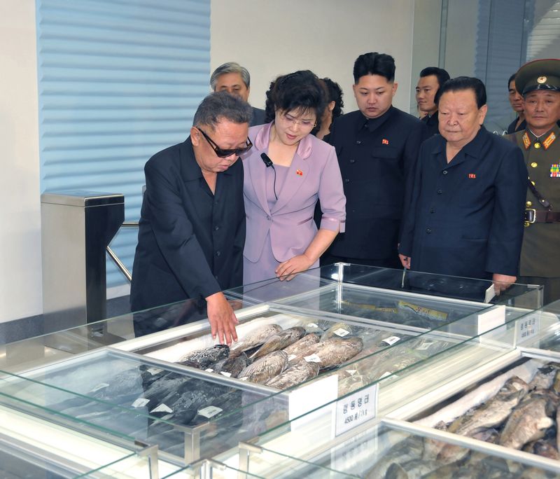 Ким Чен Ир и Ким Чен Ын – в Мясорыбном магазине на улице Потхонмун. Сентябрь 100 г. чучхе (2011).