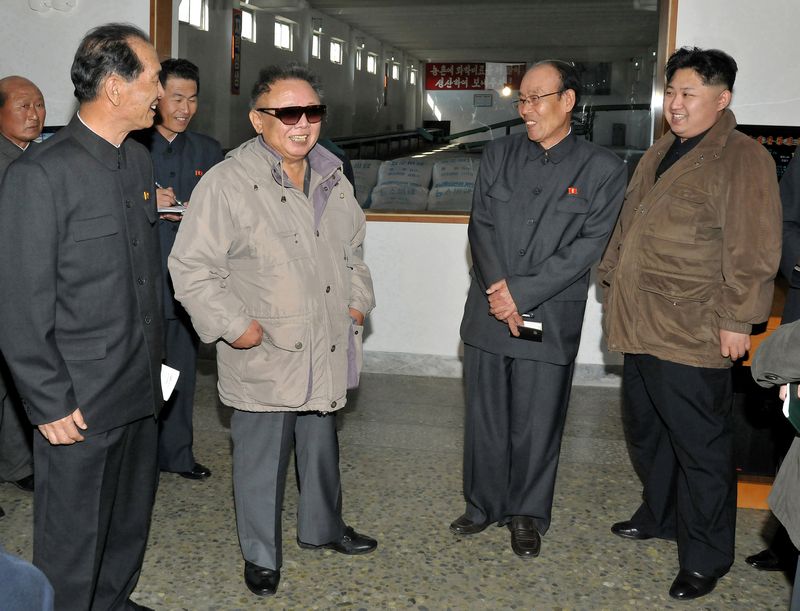 Ким Чен Ир и Ким Чен Ын руководят на месте делами
Хыннамского объединения химических удобрений. Октябрь 100 г. чучхе
(2011).