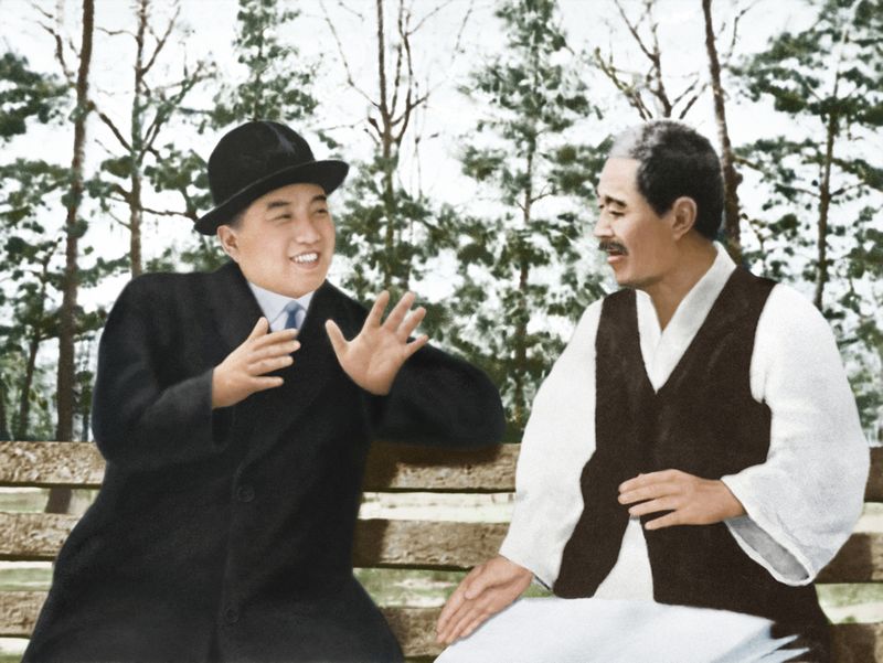 С передовым крестьянином, инициатором движения за сдачу государству «патриотического риса». Апрель 38 года чучхе (1949).