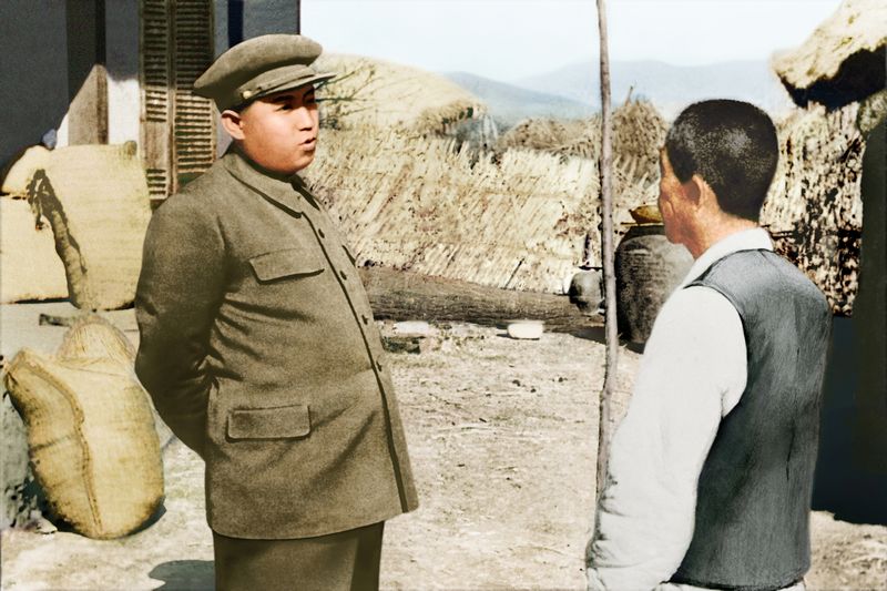 В крестьянском дворе в селе Пхальчхон уезда Кансо. Март 40 года чучхе (1951)