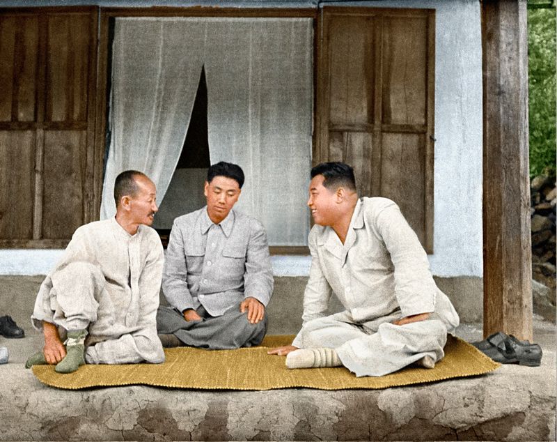 В крестьянском доме в Косанчжине уезда Манпхо. Август 47 года чучхе (1958).