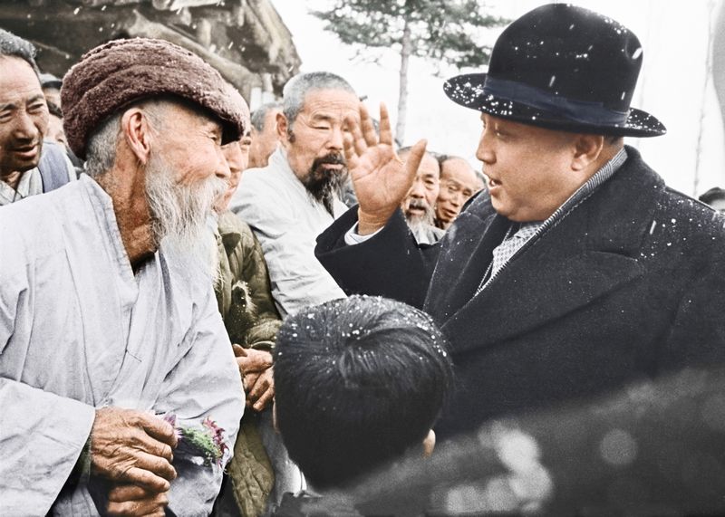 С тружениками Санпхёнского сельхозкооператива уезда Кимчак. Март 48 года чучхе (1959).