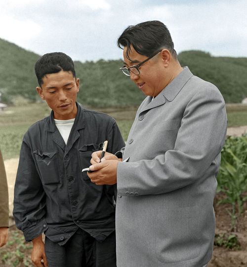 Ким Ир Сен рассказывает о чучхейской агротехнике бригадиру Чансувонского сельхозкооператива Самсокского района. Июнь 58 года чучхе (1969).