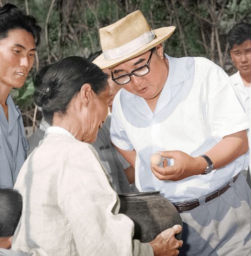 В крестьянском доме. Июль 58 года чучхе (1969).