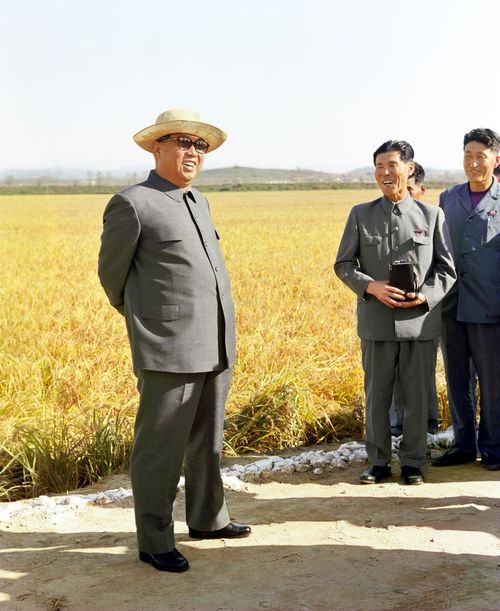 В Хвасанском сельхозкооперативе уезда Чхондан. Сентябрь 68 года чучхе (1979).