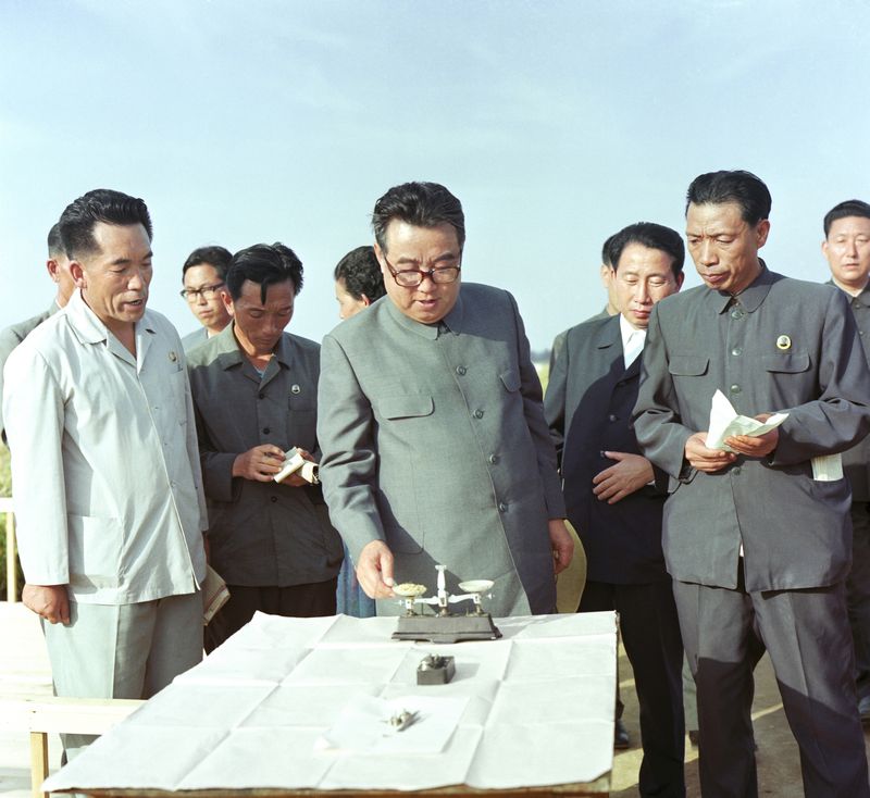 В Сэгирском сельхозкооперативе уезда Синчхон. Сентябрь 68 года чучхе (1979).