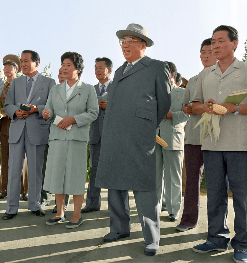 В Ванчжэсанском сельхозкооперативе. Август 80 года чучхе (1991).