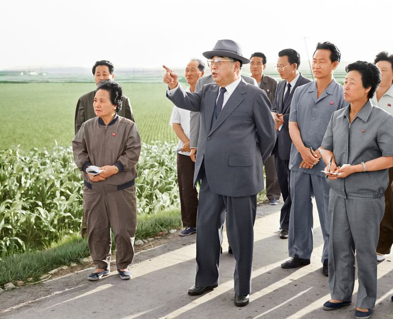 В Кымданском сельхозкооперативе уезда Ончхон. Июнь 83 года чучхе (1994).