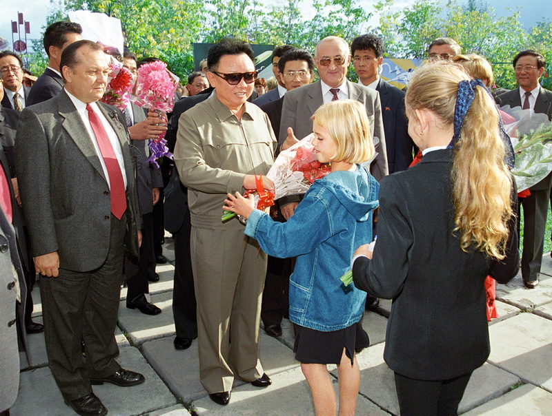 Великий Ким Чен Ир во время зарубежной поездки.