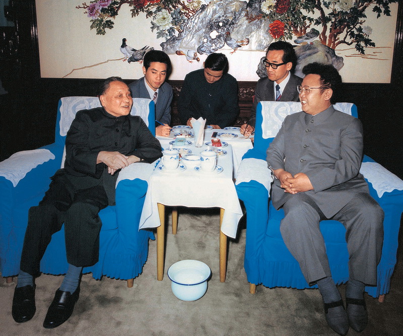 С Председателем Центральной комиссии советников КПК Дэн Сяопином. Июнь 1983 года.