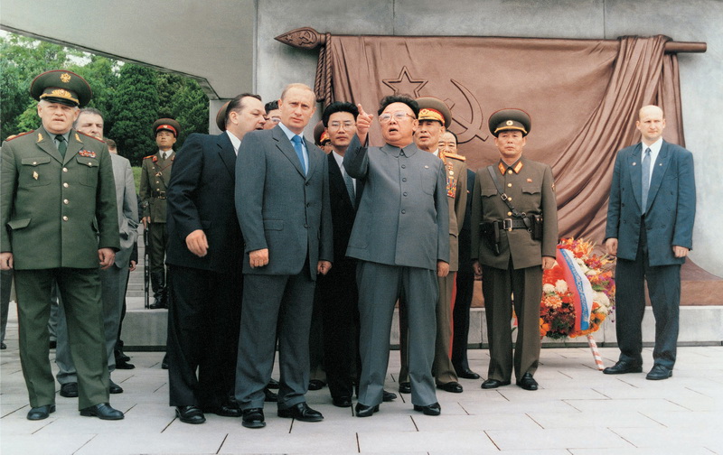Ким Чен Ир вместе с Президентом РФ Владимиром Владимировичем Путиным любуется панорамой г. Пхеньяна с Монумента освобождения. Июль 2007 года.