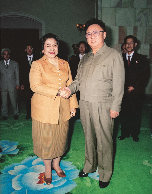 С Президентом Республики Индонезия Мегавати Сукарнопутри. Март 2002 года.