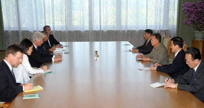 С экс-президентом США Билл Клинтоном. Август 2009 года.