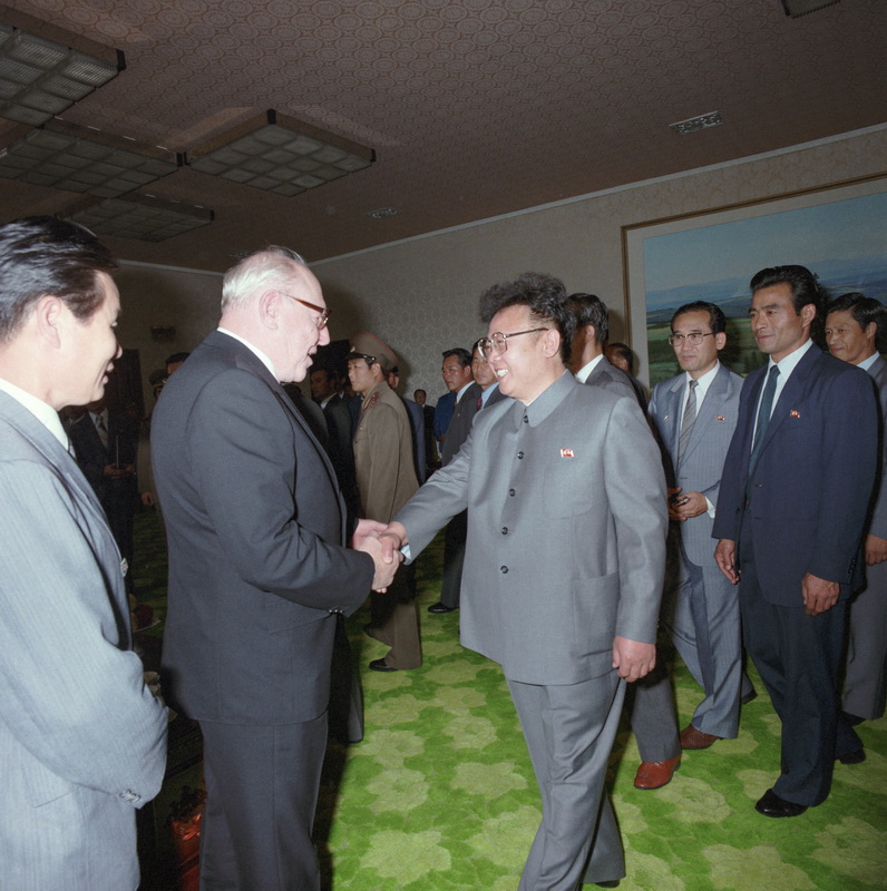 С главами делегаций и делегатами разных стран, приехавшими на торжества в честь 40-летия КНДР. Сентябрь 1988 года.