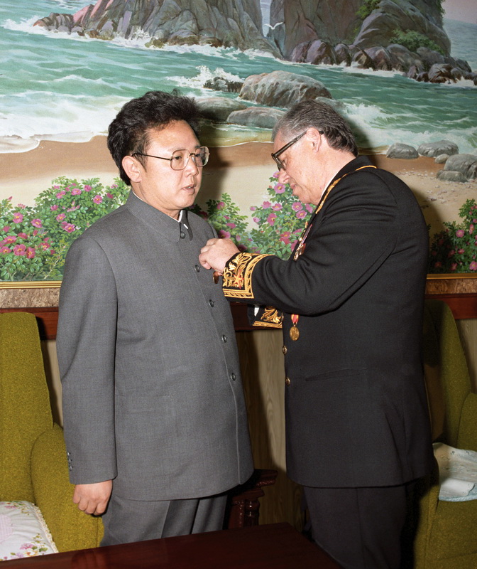 Ким Чен Ир награжден юбилейной медалью СССР «40 лет Победы в Великой Отечественной войне 1941 – 1945 гг.». Май 1985 года.