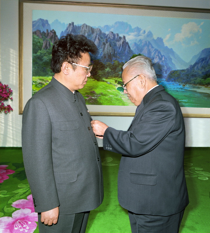 Ким Чен Ир получает орден от Президента ЛНДР Кейсона Фомвихана. Апрель 1992 года.