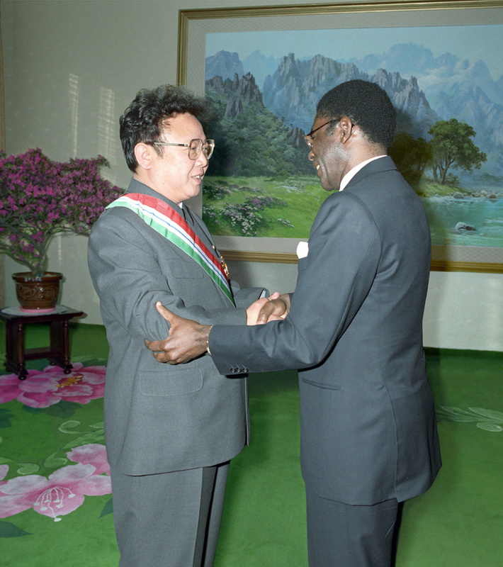 Ким Чен Ир получает орден от Президента Республики Экваториальная Гвинея Обианг Нгема Мбасого. Апрель 1992 года.