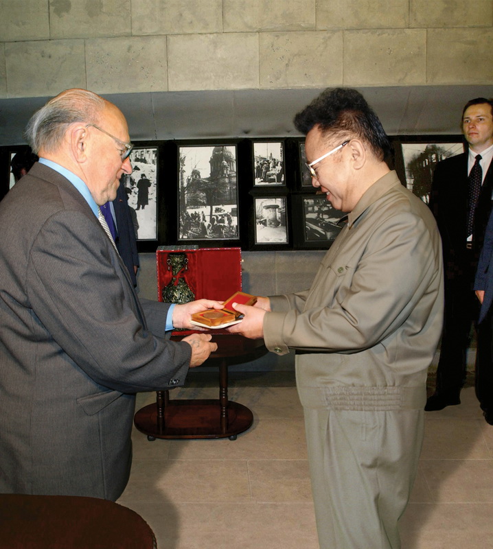 На церемонии вручения памятной медали России «Пискаревское мемориальное кладбище». Август 2001 года.