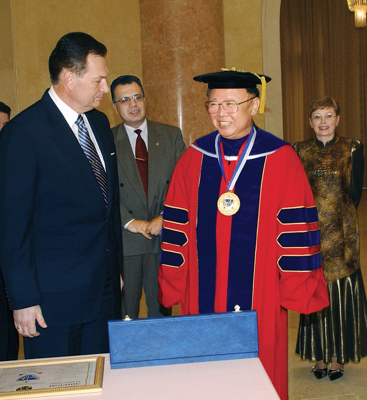 На церемонии вручения звания почетного доктора юридических наук Дальневосточного государственного университета России. Октябрь 2005 года.