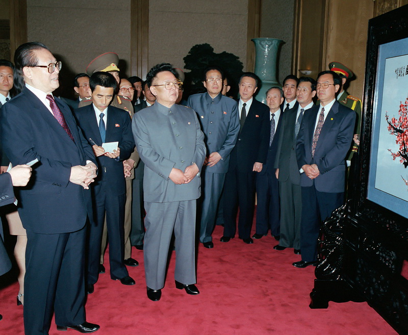 Ким Чен Ир принимает подарок от Председателя КНР Цзян Цзэминя. Май 2000 года.