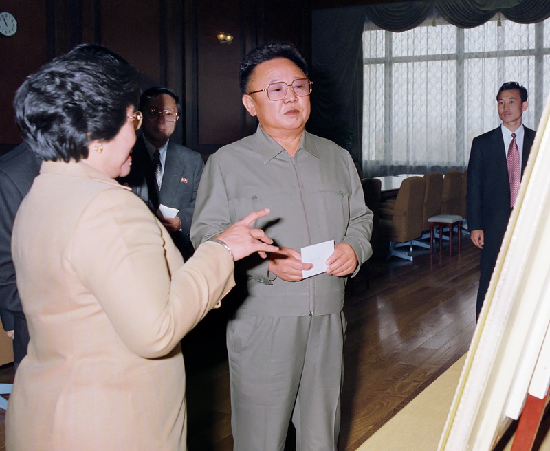 Ким Чен Ир получает подарок от Президента Республики Индонезия Мегавати Сукарнопутри. Март 2002 года.