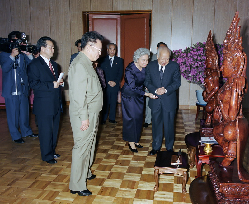 Ким Чен Ир принимает подарок от короля Камбоджи Нородом Сианука. Июль 2004 года.