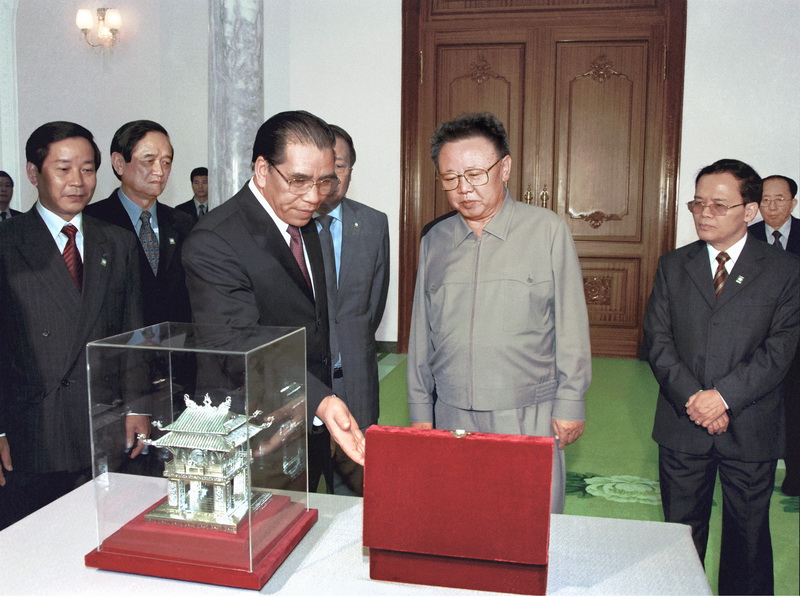 Ким Чен Ир принимает подарок от генсека ЦК КПВ Нонг Дык Маня. Октябрь 2007 года.