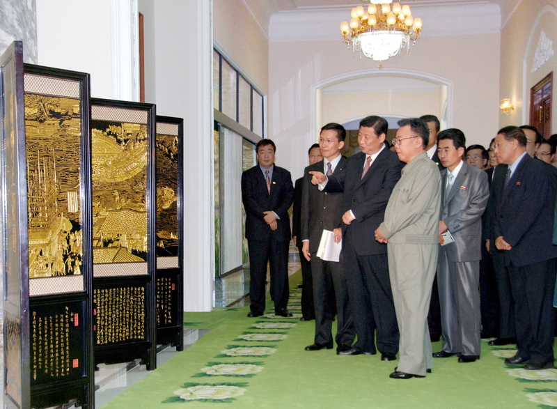 Ким Чен Ир получает подарок от заместителя Председателя КНР Си Цзиньпина. Июнь 2008 года.