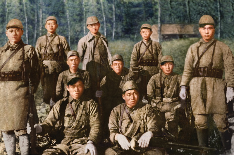 Великий Ким Ир Сен среди бойцов Корейской Народно-революционной армии (в центре заднего ряда).